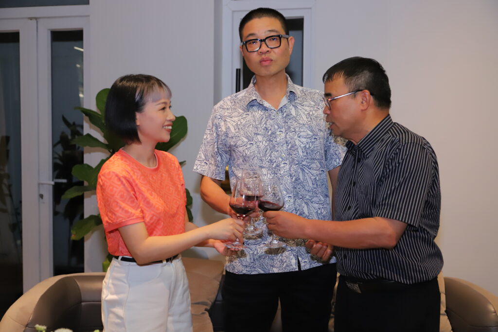 KTS Phan Đăng Sơn (Chủ tịch hội KTS Việt Nam) cùng PGS. TS Vũ Hồng Cương (Trưởng khoa nội thất Đại học Kiến trúc Hà Nội) tại sự kiện  