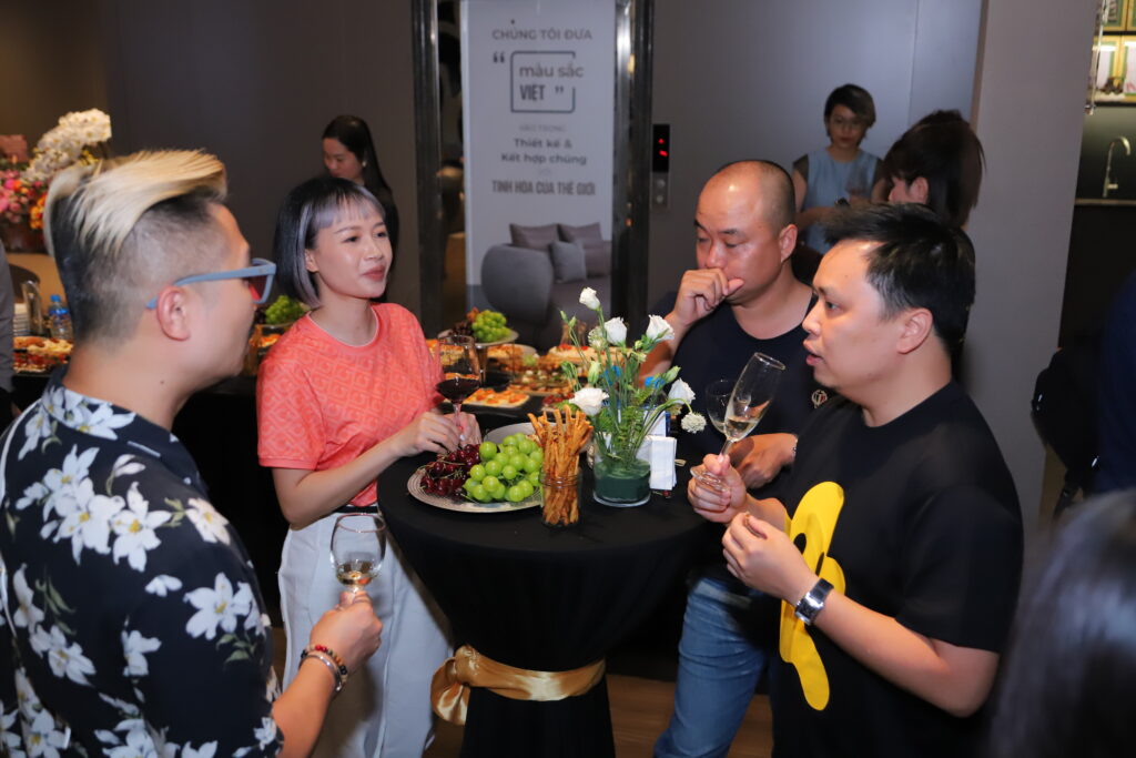 Sau lễ ra mắt BST, các khách mời và CEO Nguyễn Phương Chi đã cùng dự tiệc tối đầy ấm cúng