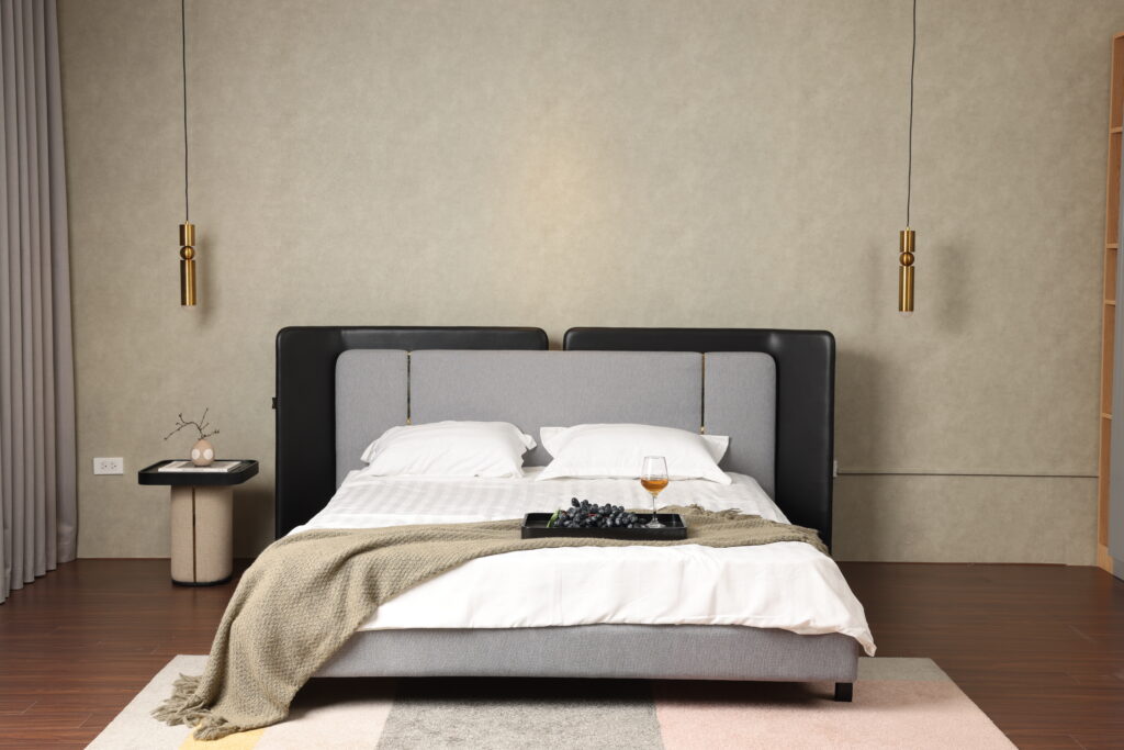 Hai bên dọc giường Sovn Bed cũng được bọc vải đồng bộ & Khung giường làm bằng gỗ sồi được xử lý chống cong vênh, mối mọt, đảm bảo sự ổn định và an toàn