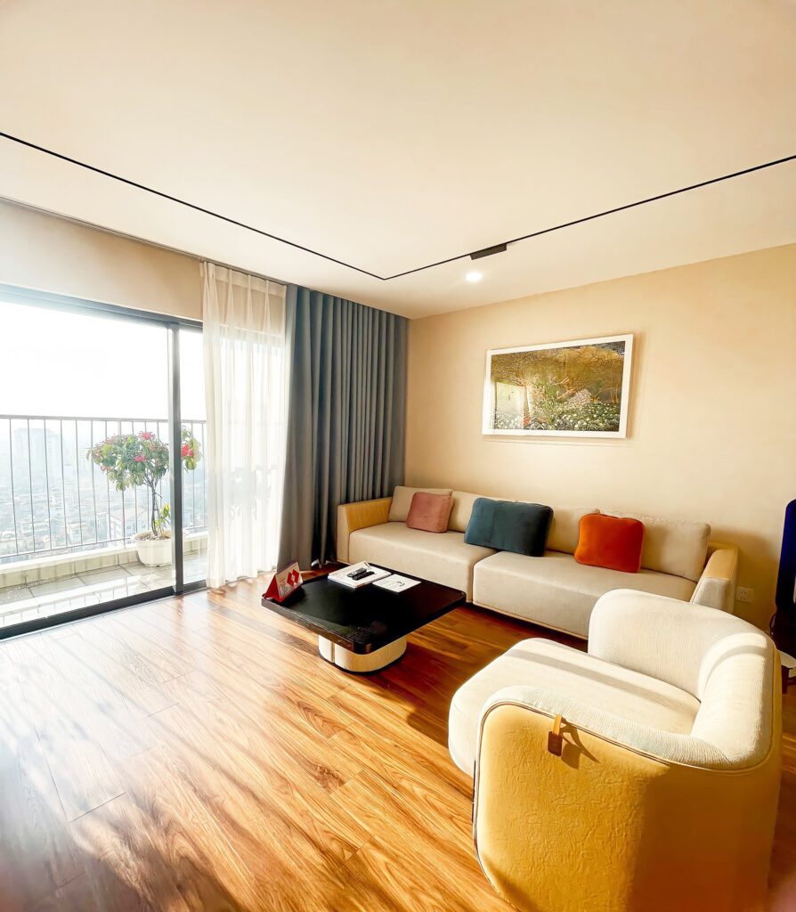 Layout 3 – Sofa module hoặc không lưng đặt giữa phòng

