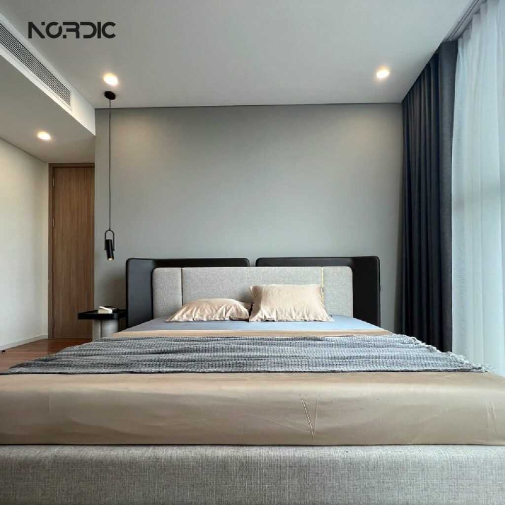 Đầu giường Sovn Bed được thiết kế với hai khối đệm vải rời, vừa tạo điểm nhấn thẩm mỹ, vừa đảm nhận chức năng như một phần tựa lưng êm ái