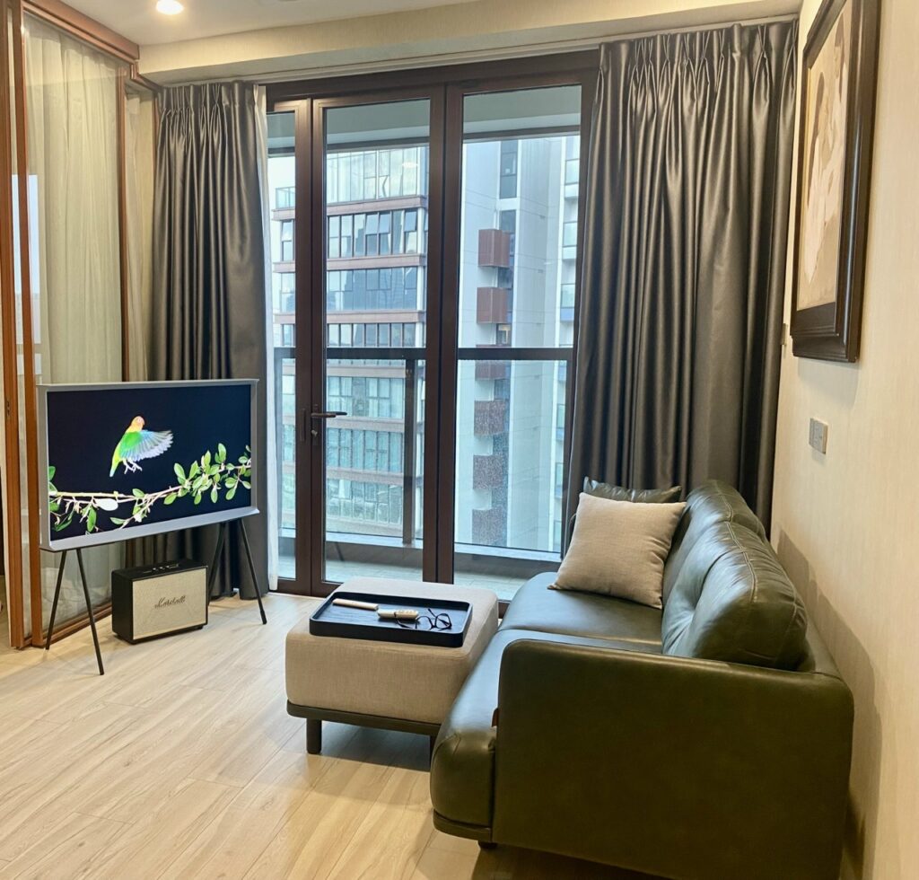 Layout 1 – Sofa chữ I kê dọc tường cho phòng khách chung cư