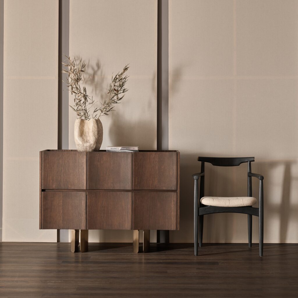 Màu gỗ walnut gợi vẻ mộc mạc nhưng ấm áp