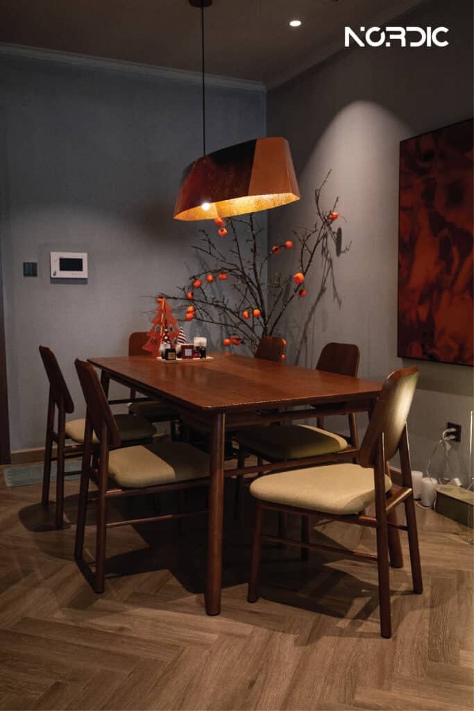 Bộ Terra Dining Table và Terra Dining Chair màu nâu gỗ sồi tạo cảm giác ấm áp và tự nhiên, phù hợp tinh thần đoàn viên cuối năm.
