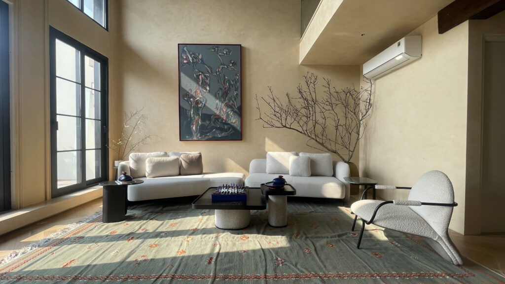 Lựa chọn combo sofa, armchair và bàn trà ngay từ đầu sẽ giúp tối ưu công năng sử dụng