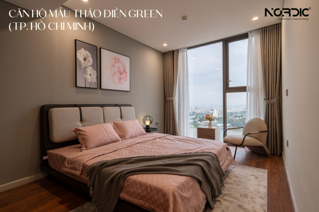 Phòng ngủ có cửa sổ lớn đón ánh sáng tự nhiên