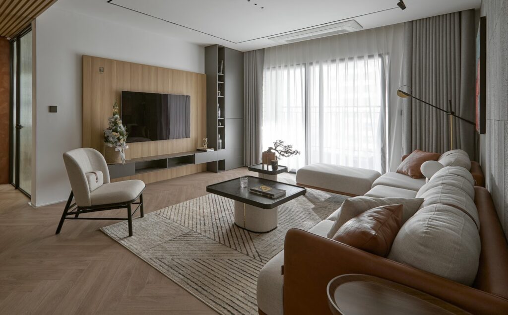 Kết hợp bàn trà và armchair hợp lý giúp tăng tiện nghi mà vẫn duy trì sự gọn gàng trong tổng thể.