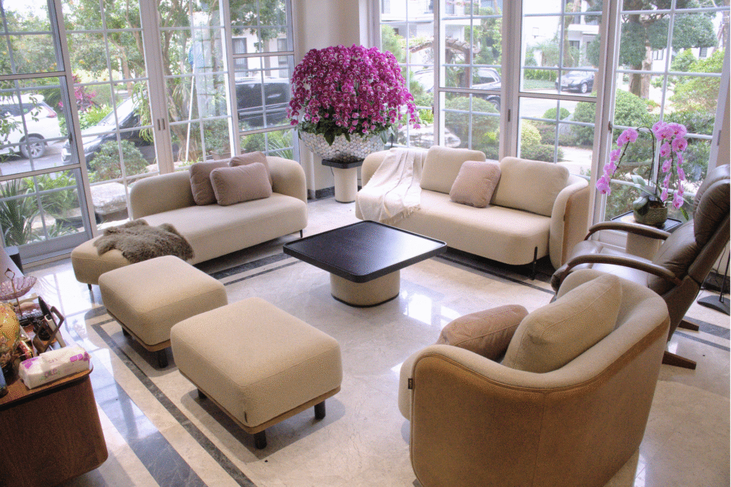Diện tích phòng khách biệt thự cho phép bố trí set sofa lớn nhằm mở rộng không gian thư giãn