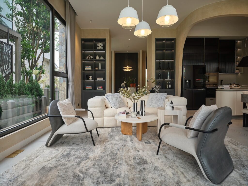 Việc bố trí 02 armchair trong phòng khách biệt thự giúp mở rộng chỗ ngồi mà không cần bổ sung thêm sofa