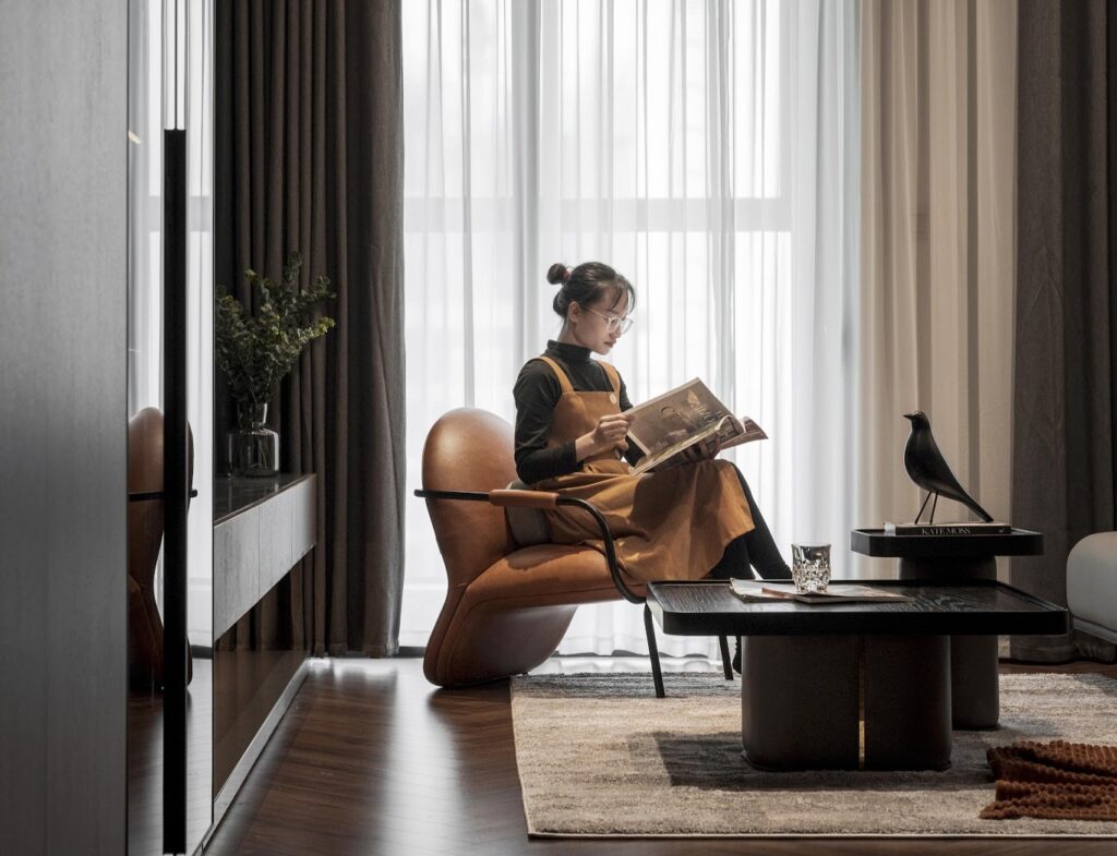 Armchair kết hợp cùng bàn trà đặt tại góc phòng - góc thư giãn lý tưởng trong không gian sống