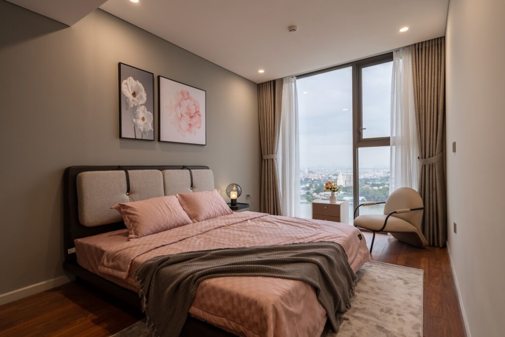 Phòng ngủ trở nên tiện nghi hơn khi được bổ sung thêm armchair