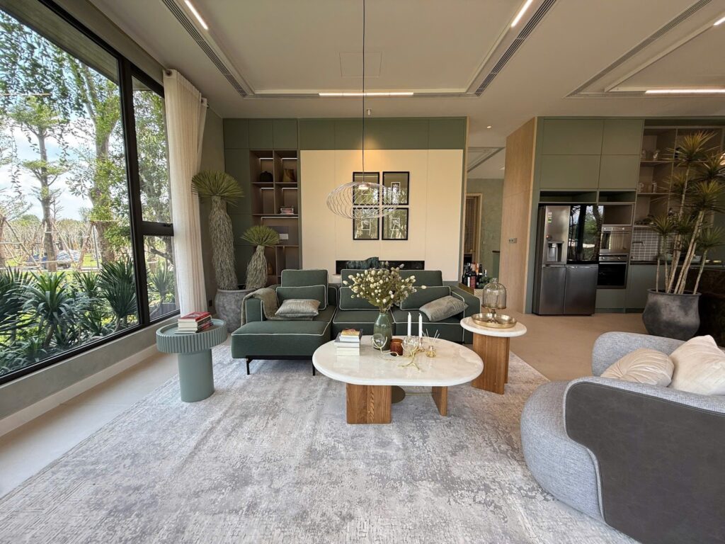 Sự kết hợp giữa sofa và armchair tạo nên khu vực tiếp khách tiện nghi, linh hoạt cho nhiều trải nghiệm sinh hoạt. 