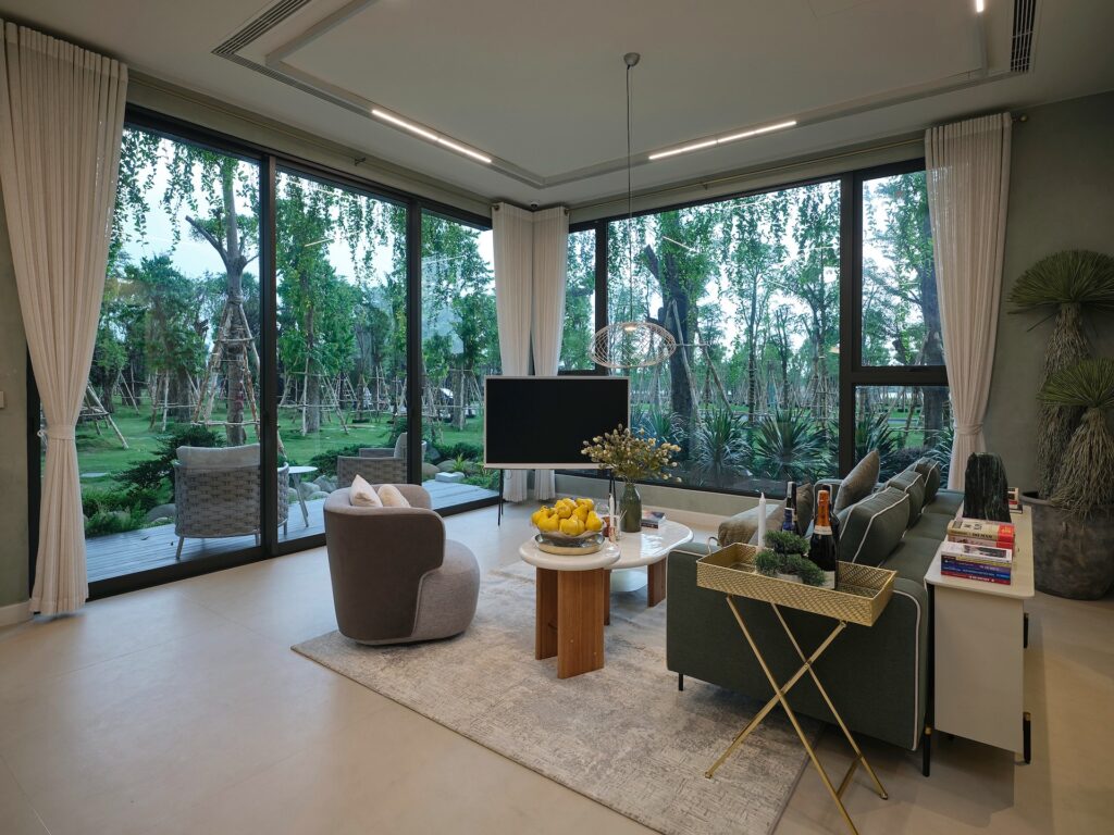 Bố cục nội thất được tiết chế, duy trì sự thông thoáng và kết nối thị giác với cảnh quan thiên nhiên. 
